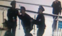 吃瓜爆料两男子互殴,两男子现场互殴，吃瓜群众围观热议